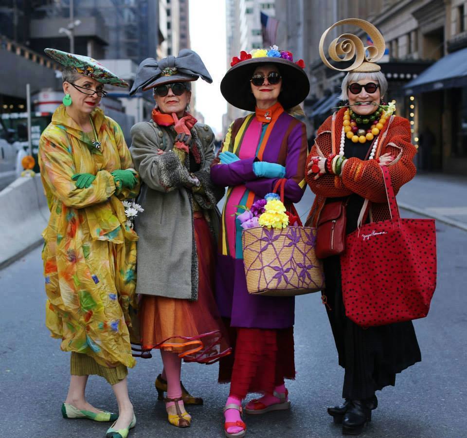 donne in rosso e viola