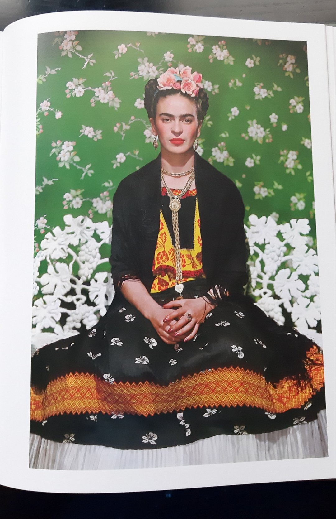 Frida Kahlo su una panchina